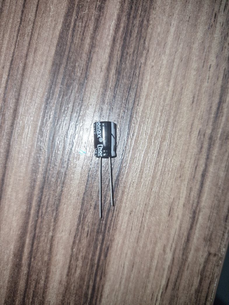 Capacitor eletrolítico 100uF 50V